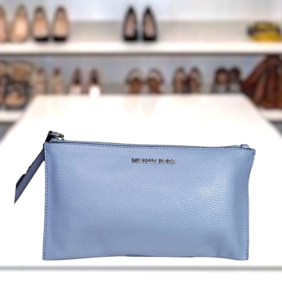 EUC MICHAEL KORS PEBBLED LEATHER CLUTCH BAG IN BABY BLUE - Picture 1 of 8